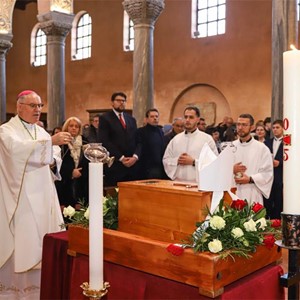 Posmrtni ostaci biskupa Dobrile položeni u biskupsku grobnicu u Poreču